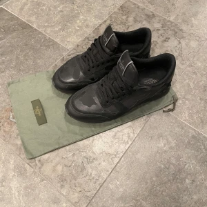 Svarta sneakers från Valentino - Snygga svarta skor från Valentino med bra skick. Box medföljer tyvärr inte men dustbagen kommer med. Skriv om du har minsta lilla fundering
