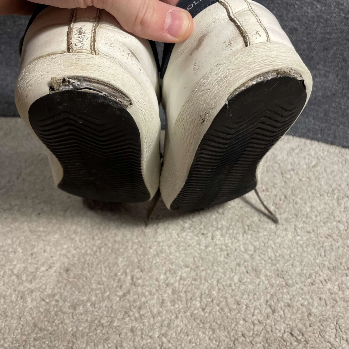 Vita sneakers med stjärndetalj från Golden Goose - 4