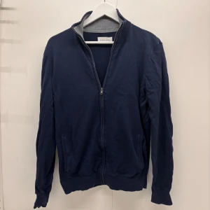 Pier One zip Tröja - Skick 9/10, lite skrynklig bara. Skickas redan samma dag som köpet! 