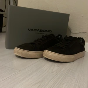 Svarta sneakers från Vagabond - Snygga svarta sneakers från Vagabond med en stilren design. Skorna har en vit sula och är tillverkade i mocka. På bild 3 så ser man hål inuti skorna som man inte ser om man har på sig dom och har inte stört mig när jag har haft skorna, man får med allt original box, tack brev allt sånt får man med, storlek 40 men skulle säga att dom sitter som 41 på. Hör av er om det är något.