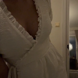 Vit klänning - Aldrig använd klänning! Den har längre puff-armar (se sista bilden) men brukar själv vika upp dessa typer av plagg efter smak. Som ny, sänkt ljuset för att texturen ska synas 🧚 xxs men snarare xs om du frågar mig 🤷🏼‍♀️köp direkt eller skriv vid fundering