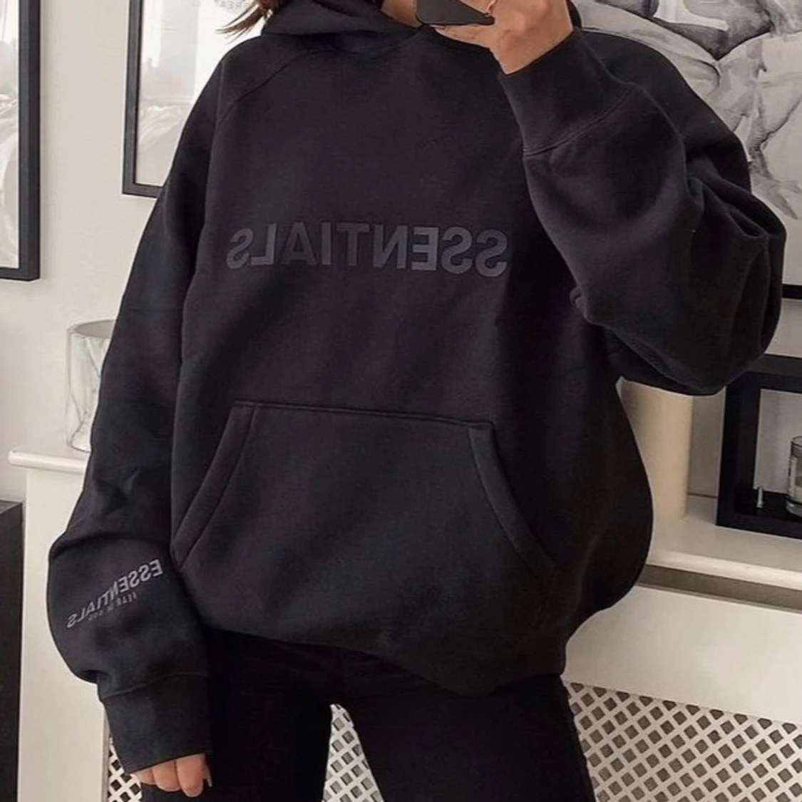 Svart hoodie från Essentials