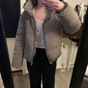 Jacka från Nelly - Säljer denna fina jacka för den inte kommer till användning. Använd 1 vinter 💕