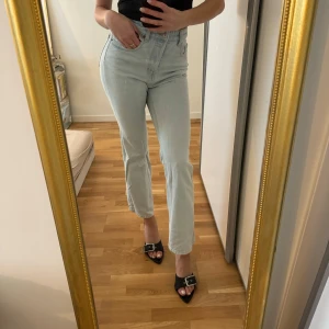 Ljusblå jeans - Snygga ljusblå jeans med hög midja och rak passform. Perfekta för en avslappnad stil. Zara strl S
