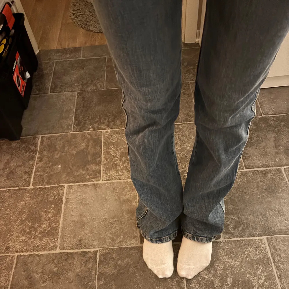 Säljer ett par klassiska blå jeans med bootcut. De har två knappar och dragkedja framtill. Använda fåtal gånger.. Farkut & Housut.