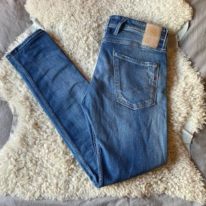 Replay anbass jeans - Säljer dessa sjukt snygga jeans från Replay i den populära modellen Anbass med ett fåtal slitna detaljer. De har en klassisk femficksdesign och en dragkedja samt knapp framtill. Perfekta för en avslappnad stil hela året om! Jeansen har inga större täcken på användning och är i skick 9/10. Tveka inte på att höra av dig vid frågor eller funderingar! ⭐️