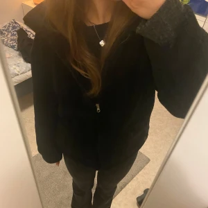 Svart teddyjacka från NA-KD - Svart teddyjacka från NA-KD i storlek 38🤍