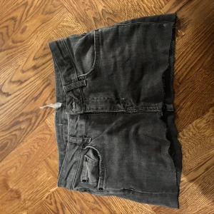 Svarta jeanskjol - Snygga svarta jeanskjol med råa kanter och klassisk femficksdesign. Perfekta för en avslappnad stil.