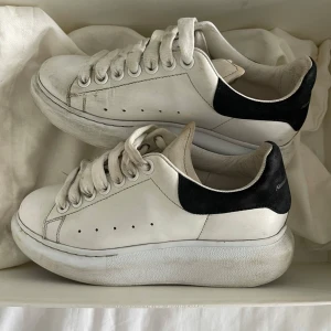 Alexander McQueen - Säljer mina sneakers från Alexander McQueen, strl 35,5 men stora i storleken, har själv normaltvis 36/37. Köpte på illum i cph och box osv medföljer vid köp. Går att putsa upp så dom blir vita men finns små defekter men knappast synliga, men därav pris 🤎