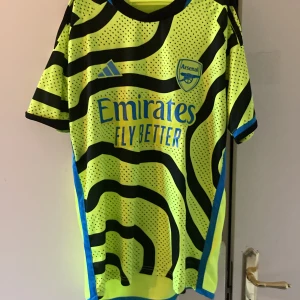 Arsenal borta tröja 23/24 - Storlek s