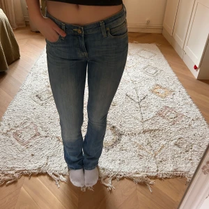 Blå jeans från Lee - Snygga blå jeans från Lee med låg midja och straight leg! (Måtten är med på bild) Säljer då de inte kommer till användning 