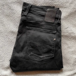 Replay Anbass Jeans - Riktigt snygga Replay Jeans i den populära modellen Anbass! 🙌Storlek = 33 men passar mindre | Skick = 8/10 | Nypris över 1700kr, mitt pris = 479kr! 🙌 Jeansen har inga deffekter! Hör av er vid minsta fråga eller fundering! ⭐️