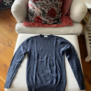 Mörkblå tröja från John Henric - Säljer en stilren mörkblå tröja från John Henric. Tröjan är långärmad och tillverkad i ett mjukt material som ger en bekväm passform. Perfekt för både vardag och mer uppklädda tillfällen. Kontakta mig för mer info eller köp direkt!