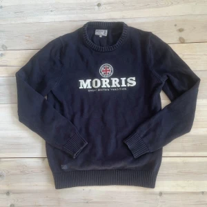 Stickad Morris tröja - En stickad tröja från märket Morris. Den är i bra skick och har inga defekter. Det står att den är i storlek M men jag skulle säga att den passar S bättre.      Skick: 9/10. Nypris: 1500-2000kr