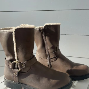 Bruna boots med foder - Bruna boots med mjukt foder, spänne och dragkedja på sidan. 200 + frakt 