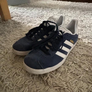 Blå Adidas Gazelle sneakers - Mörkblå adidas gazelle som inte är använda många gånger. Storlek 38 2/3, nypris 1000