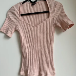 Topp - Babyrosa ribbad topp med fyrkantig halsringning.