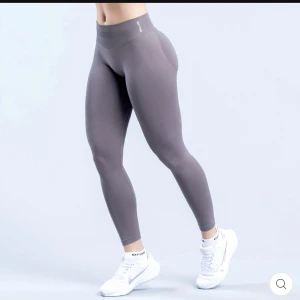 Impact leggings - Säljer dessa superfina träningstightsen från DFYNE i färgen truffle. Modellen är impact. Helt oanvända!💕💕💕