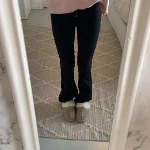 Svarta bootcut jeans - Snygga svarta bootcut jeans med en klassisk passform. Perfekta för en stilren look. De är nersydda till lågmidjat och är jättebra skick, stl 164💗