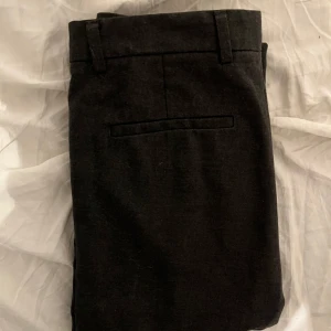 Svarta kostymbyxor från Just Junkies - Säljer ett par snygga svarta kostymbyxor från Just Junkies. Perfekta för en stilren look.  Byxorna är lite för små för mig och jag har 30/32.   Vill du veta något mer eller vill ha fler bilder så är det bara att skriva! Priset är såklart inte hugget i sten!
