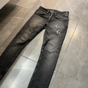 Dondup jeans - Säljer dessa skitnygga dondup jeans i en svart/grå färg. Dom är väldigt sällsynta och i mycket bra skick. Dom är i modellen George och sitter galet snyggt. Skriv vid minsta fråga/fundering👍