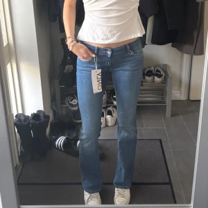 Jeans low waist - Helt oanvända skit snyggalow waisted jeans från only! Är 177 cm lång för referens☺️☺️