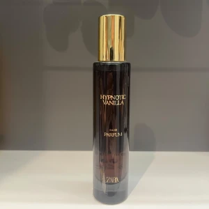 Hypnotic Vanilla Eau de Parfum från Zara - Säljer en elegant flaska Hypnotic Vanilla Eau de Parfum från Zara. Doften är varm och förförisk med tydliga inslag av vanilj. Luktar som dior parfymen. Endast testad. Hela flaskan är full