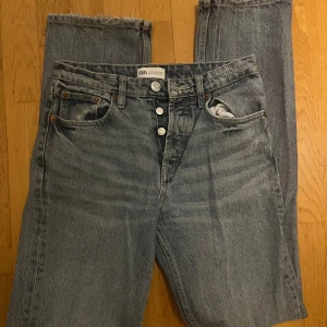 Grå jeansbyxor från Zara - Snygga grå straight jeansbyxor från Zara 