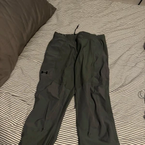 Svarta träningsbyxor från Under Armour - Snygga svarta träningsbyxor från Under Armour med elastisk midja. Använda 2 gånger