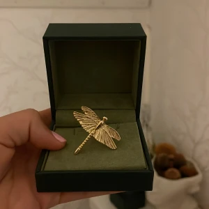 Ioaku ring - Jätte fin ring från ioaku som tyvärr inte kommer till andvändning längre, köpte den här på plick. Den har lite rostdefekter därav priset❤️tryck köp nu. (Inte mina bilder)