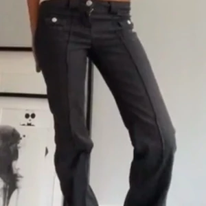 Svarta low wastied jeans från hm - Snygga svarta jeans med låg midja och sytt längre ner då de var för korta när jag köpte de. Det syns inget när man har på sig jeansen. Säljer pågrund av att jag måste rensa min gaderob. Storlek 34 ❤️