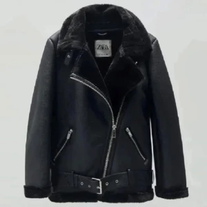 Svart skinnjacka från Zara - Snygg svart skinnjacka från Zara med en cool bikerstil. Jackan har en asymmetrisk dragkedja och ett bälte i midjan för extra edge. Den är fodrad med mjukt material för extra värme och komfort. Perfekt för att ge din outfit en tuff look.