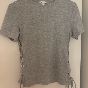 T shirt - Jätte snygg t-shirt med detaljer från hm dock är den gammal så den säljs inte längre, jätte bra skick använt cirka två gånger💕 storlek xs men passar mig som har s vanligtvis.