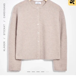Beige stickad kofta från & Other Stories - Säljer denna jättefina kofta i superbra kvalite från &otherstories! Sparsamt använd o köpt för 990kr❣️