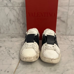 Valentino open skor  - Säljer ett par Valentino opens i färgen navy blue, Box medföljer men de är en liten skada på boxen ,De är bra skick förutom att tråden har släppt lite i fram och de är lite smutsiga, de är sparsamt använda. Storlek 39 men passar 40 hör av er vid minsta fråga eller om fler bilder