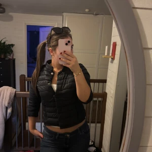 Svart hernoliknande jacka  - Snygg svart jacka med trekvartsärm och knappar framtill. Säljer den då den är lite för liten för mig och kommer därför inte till användning💕