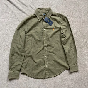  Ralph Lauren - Snygg grön skjorta från Ralph Lauren. Storlek S men är lite liten i storleken så passar även xs HELT NY 