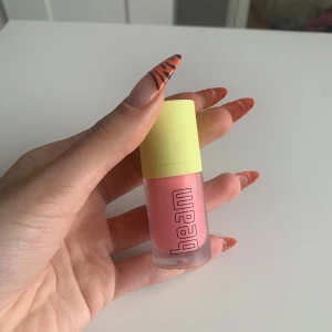 Läppglans Strawberry Swirl från Made by Mitchell - Använd ett par gånger. Säljer ett läppglans i nyansen Strawberry Swirl från Made by Mitchell. Glanset har en fräsch rosa färg och kommer i en stilren flaska med gul kork. Perfekt för att ge läpparna en glansig finish.