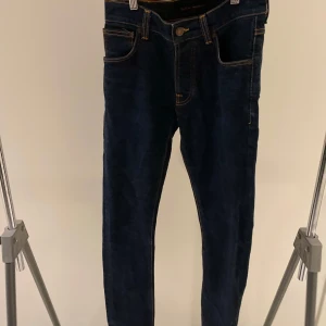 Nudie jeans - Säljer ett par snygga Nudie jeans i en färgen blå. L30. Pris kan diskuteras vid en snabb affär! Har du några frågor så är det bara att höra av dig!