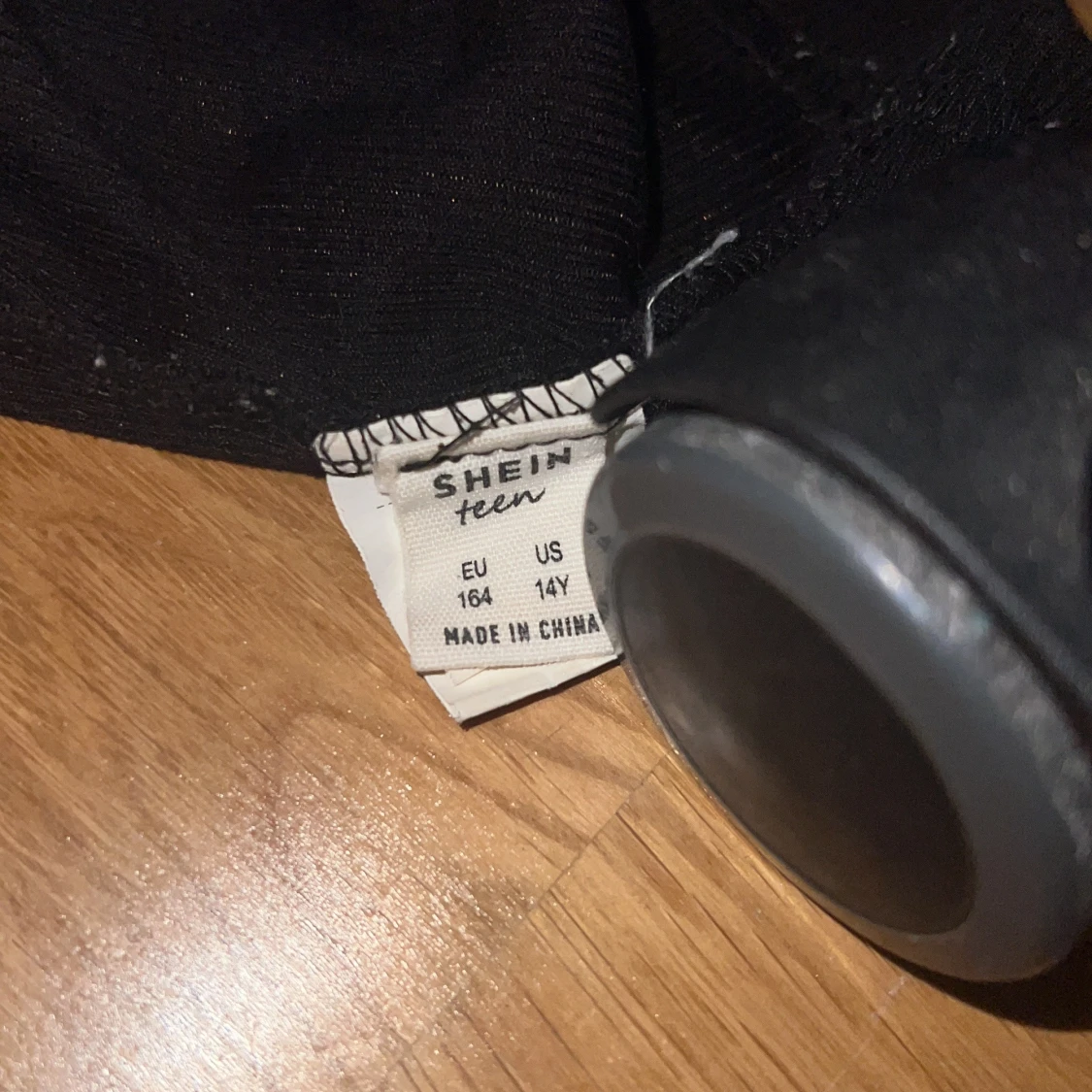 Kort svart linne med spetsdetaljer - 4