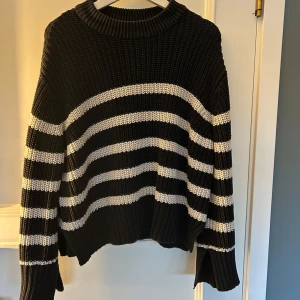 Svart och vit randig stickad tröja - Säljer en snygg svart och vit randig stickad tröja med långa ärmar. Perfekt till vardags året om🥰