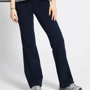 Navy mjukisbyxor  - Mjukisbyxor i färgen mörkblå💙Uppsydda så de passar mig som är 163cm, använda typ 1 gång och säljer för de är försmå för mig😇 Köpta för 200kr