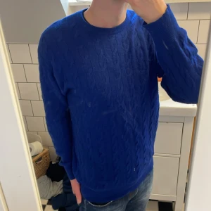 100% Kashmir, blå stickad tröja - Blå stickad tröja från Ströms i Storlek S gjord av 100% Kashmir. I stort sett inga slitningar, utan bara det som man kan se på bilderna t.ex lite nopprigt. Om du vill ha fler bilder eller har frågor, då kan du skriva till mig. 😀modellen på bilden är 173 cm lång, jag tycker den är lite förstor på mig.