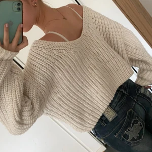 Vit stickad tröja - Säljer en mysig vit stickad tröja med en avslappnad passform. Den har en stilren design som passar till många olika outfits. Perfekt för dig som vill ha något bekvämt och snyggt! 🤍