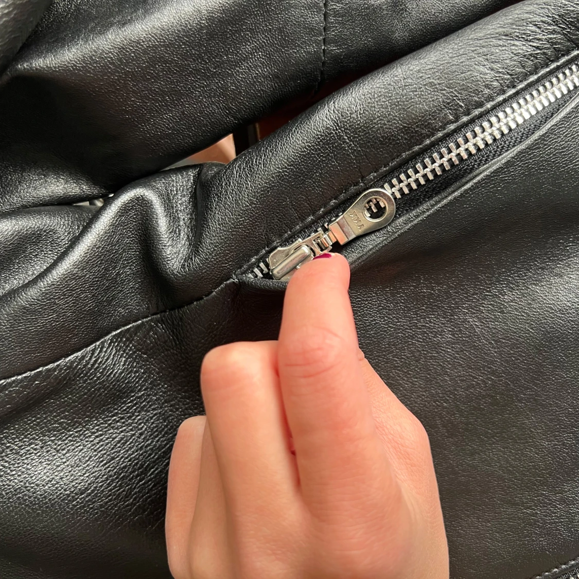 Svart skinnjacka med dragkedja - 4