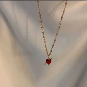Halsband & Örhängen - Så snyggt halsband och örhänge. Halsband 199kr Örhänge 109kr/st eller 179kr för ett par. Paketpris: 349kr (ett halsband och ett par av örhängena) Modell 043/044