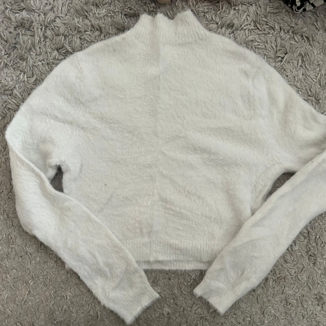Vit fluffig tröja