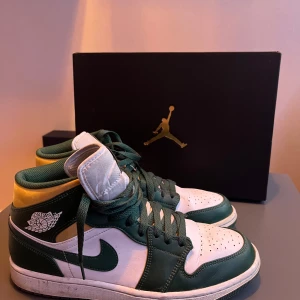 Jordan 1 mod Sonics - Snygga Jordans i bra skick, har använt dom ganska mycket men har försökt å ta hand om dom så bra som de går. Köpte dom från Sneakershyllan för 2699kr som ni kan se på bilden och jag säljer dom för 1000kr