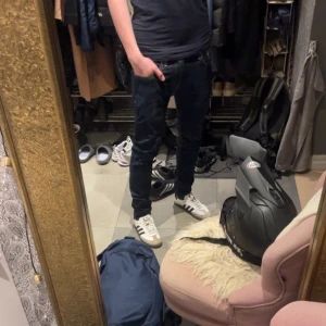 Levis 512 32/34 - Säljer ett par blåa Levis jeans med detaljerade sömmar, slim passform. Perfekt för en stilren look. Jag är 185 och vägen 75 kg som referens.