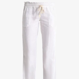 Roxy linnebyxor - Snygga och bekväma vita linnebyxor från Roxy! Säljer pga att de inye kommer till användning men de är i bra skick. Skriv för frågor!💞